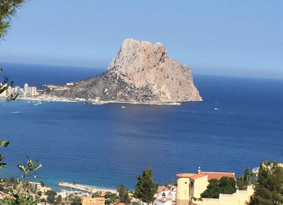 Neues Projekt Luxusvilla mit Blick auf das Meer und den Felsen von Calpe