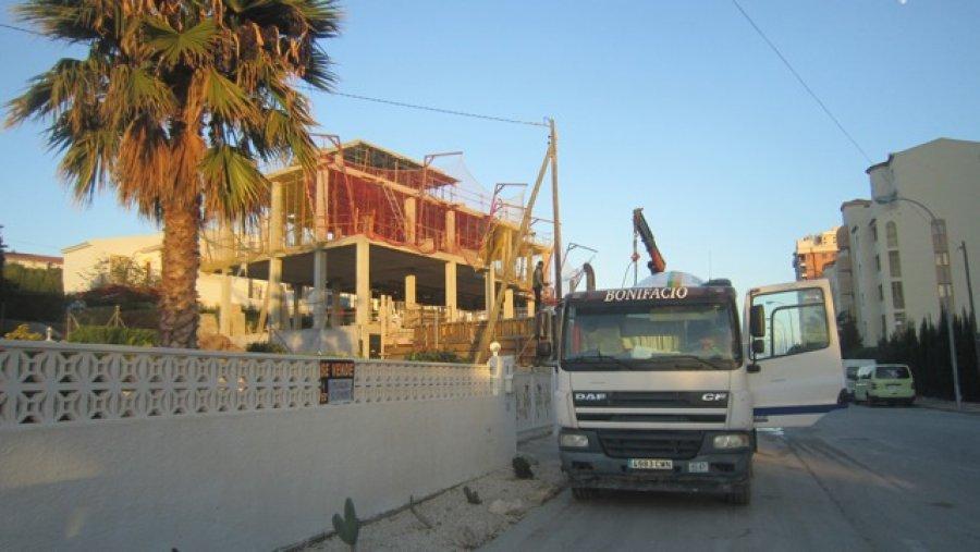 Moderne Villa im Bau in der Nähe von Cala Calalga in Calpe.