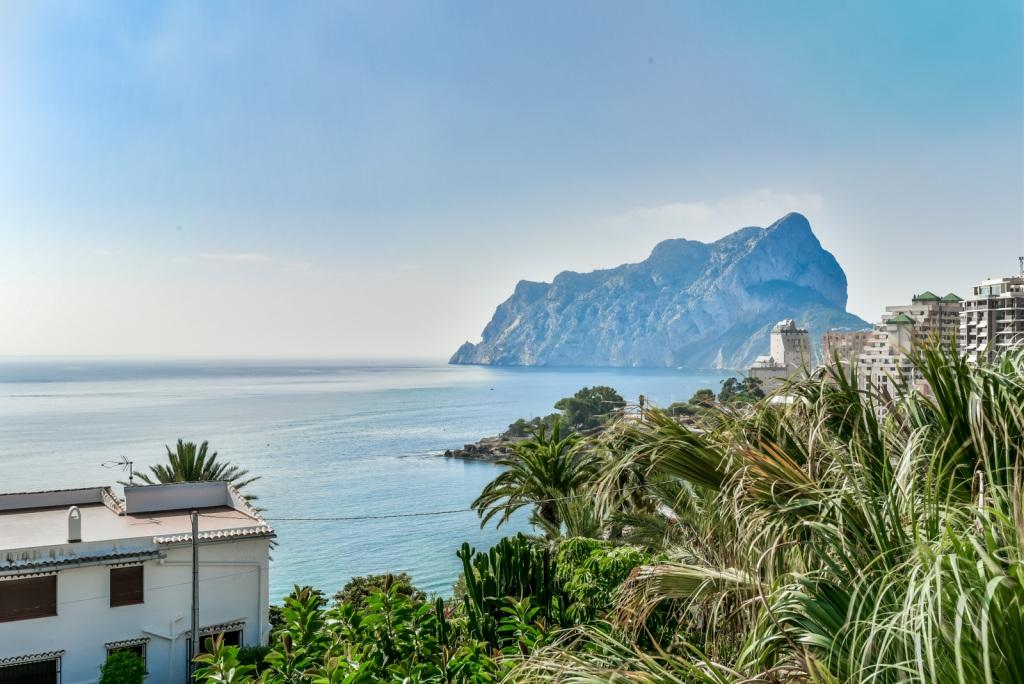 Neue Villa in Calpe in zweiter Meereslinie mit atemberaubender Aussicht