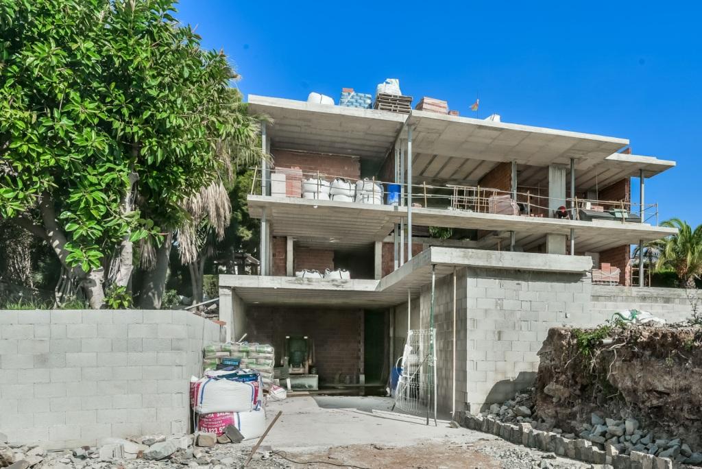 Nieuwe villa in Calpe op de tweede lijn van de zee met een prachtig uitzicht