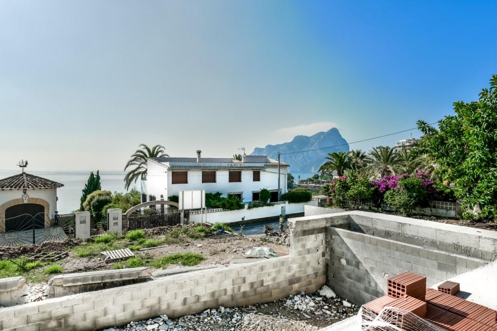 Nieuwe villa in Calpe op de tweede lijn van de zee met een prachtig uitzicht