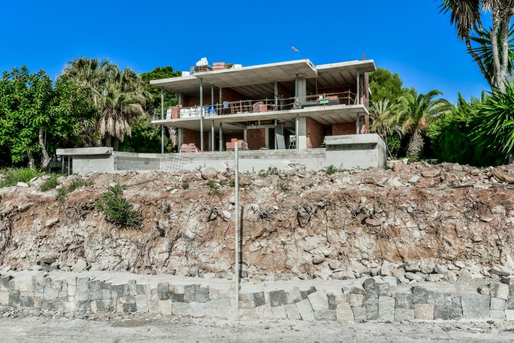 Nieuwe villa in Calpe op de tweede lijn van de zee met een prachtig uitzicht