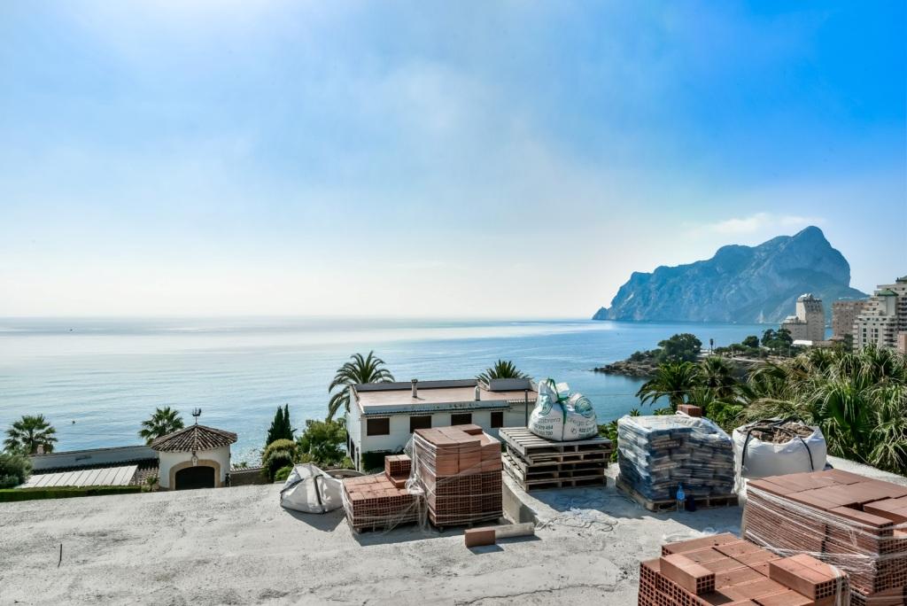 Nouvelle villa à Calpe sur la deuxième ligne de mer avec une vue imprenable