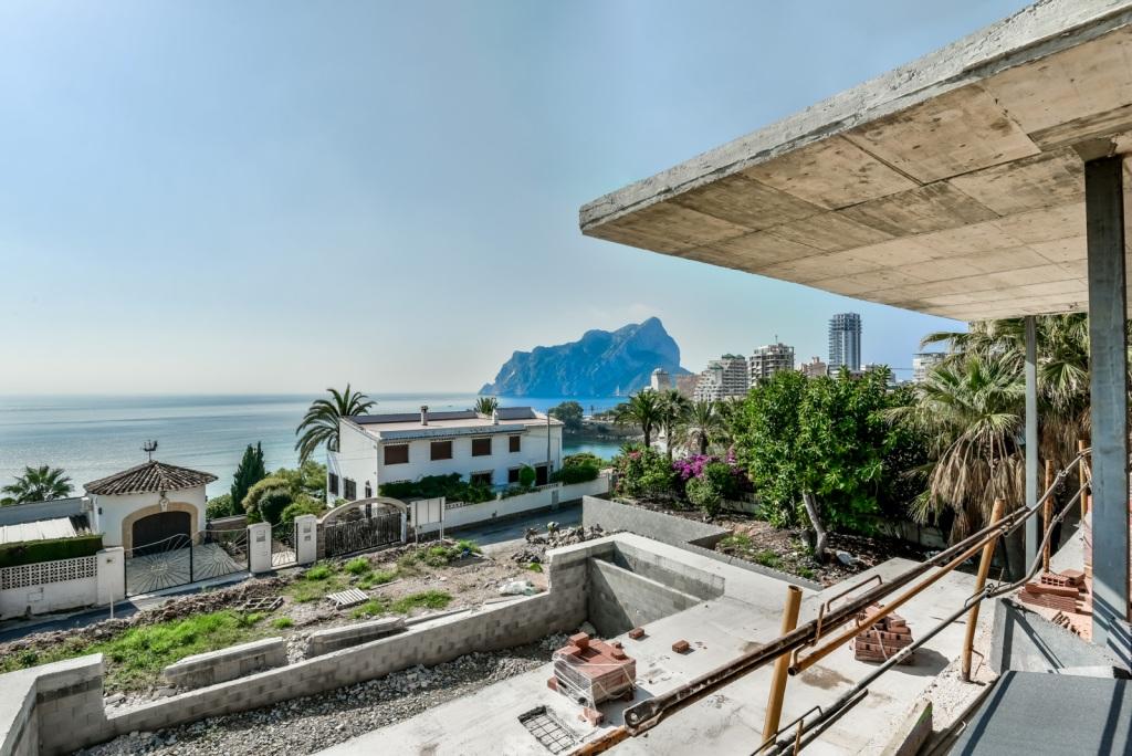 Nieuwe villa in Calpe op de tweede lijn van de zee met een prachtig uitzicht