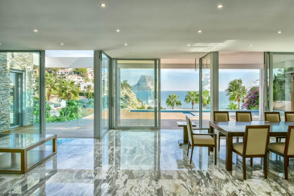 Prachtige luxe villa aan het strand in Puerto Blanco Calpe