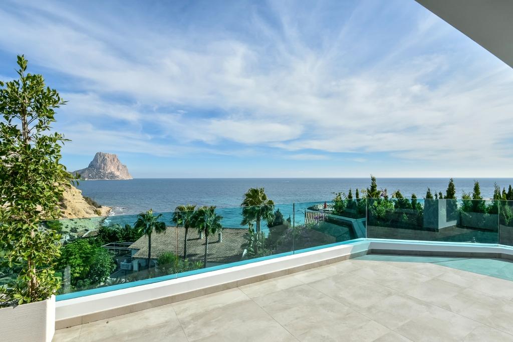 Prachtige luxe villa aan het strand in Puerto Blanco Calpe