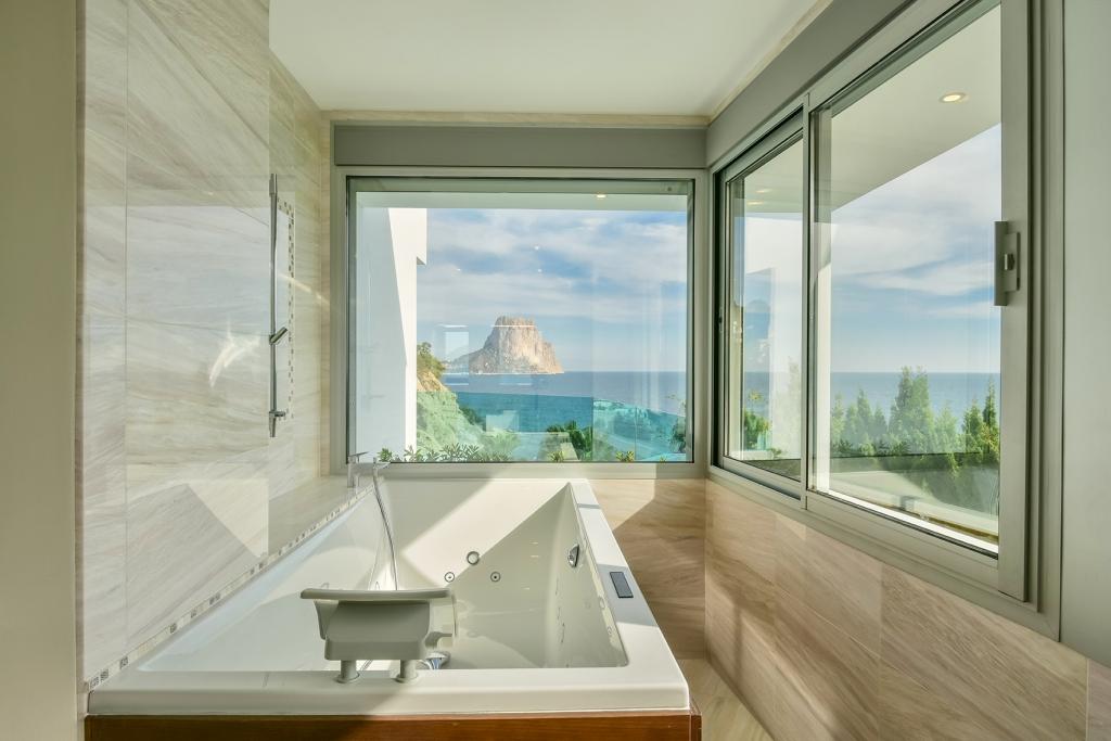 Prachtige luxe villa aan het strand in Puerto Blanco Calpe