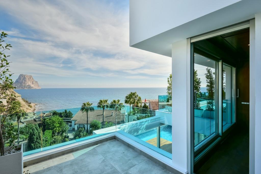 Prachtige luxe villa aan het strand in Puerto Blanco Calpe