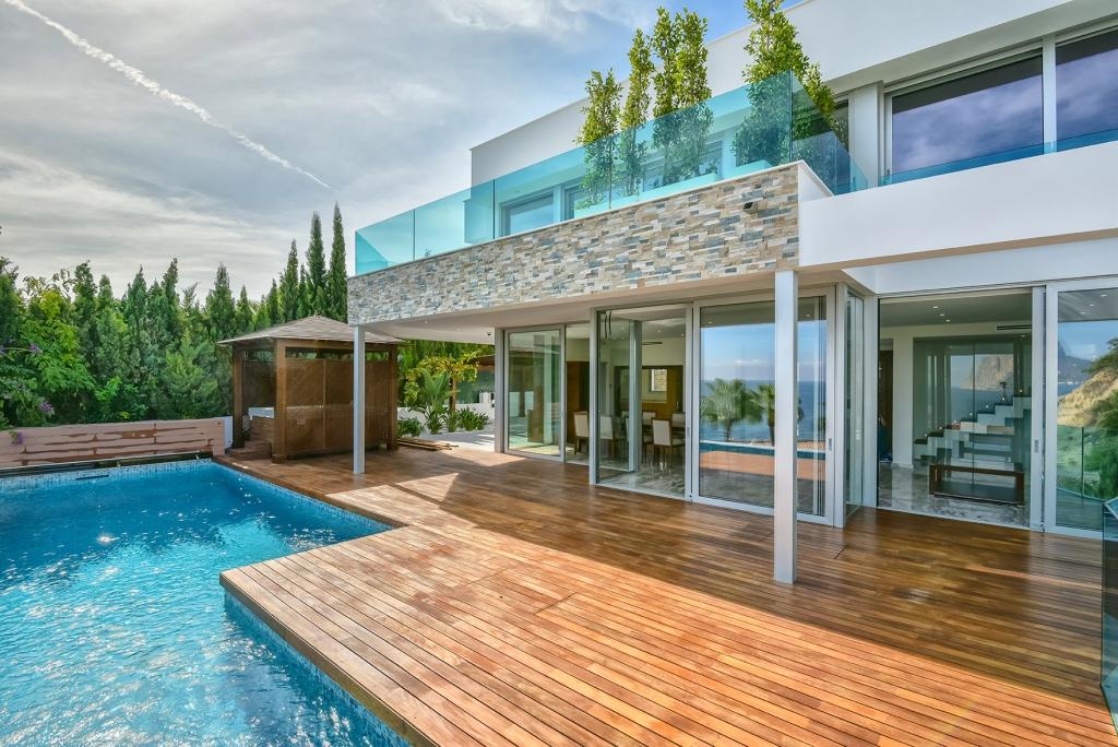 Prachtige luxe villa aan het strand in Puerto Blanco Calpe