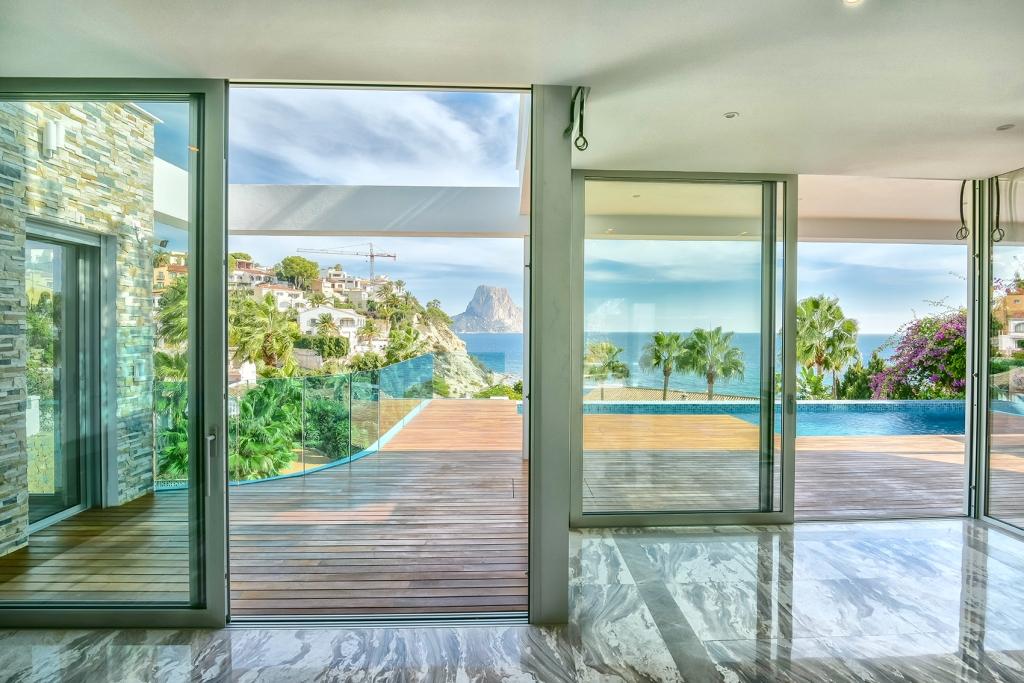 Prachtige luxe villa aan het strand in Puerto Blanco Calpe