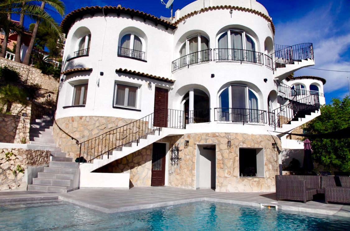 Formidable Villa Mediterranea Reformada con Vistas al Mar en Calpe