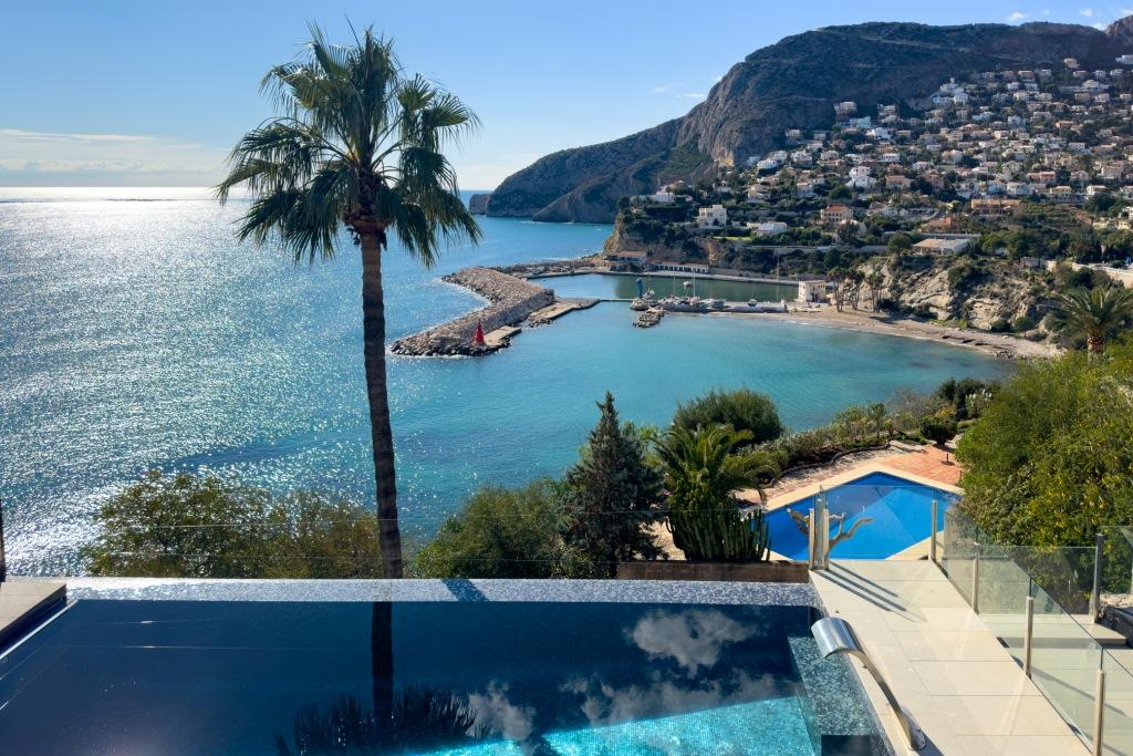 Majestic Luxury Villa on the Beachfront in Pto. Blanco Calpe 卡尔佩·怀特