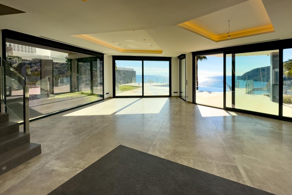 Majestic Luxury Villa on the Beachfront in Pto. Blanco Calpe 卡尔佩·怀特