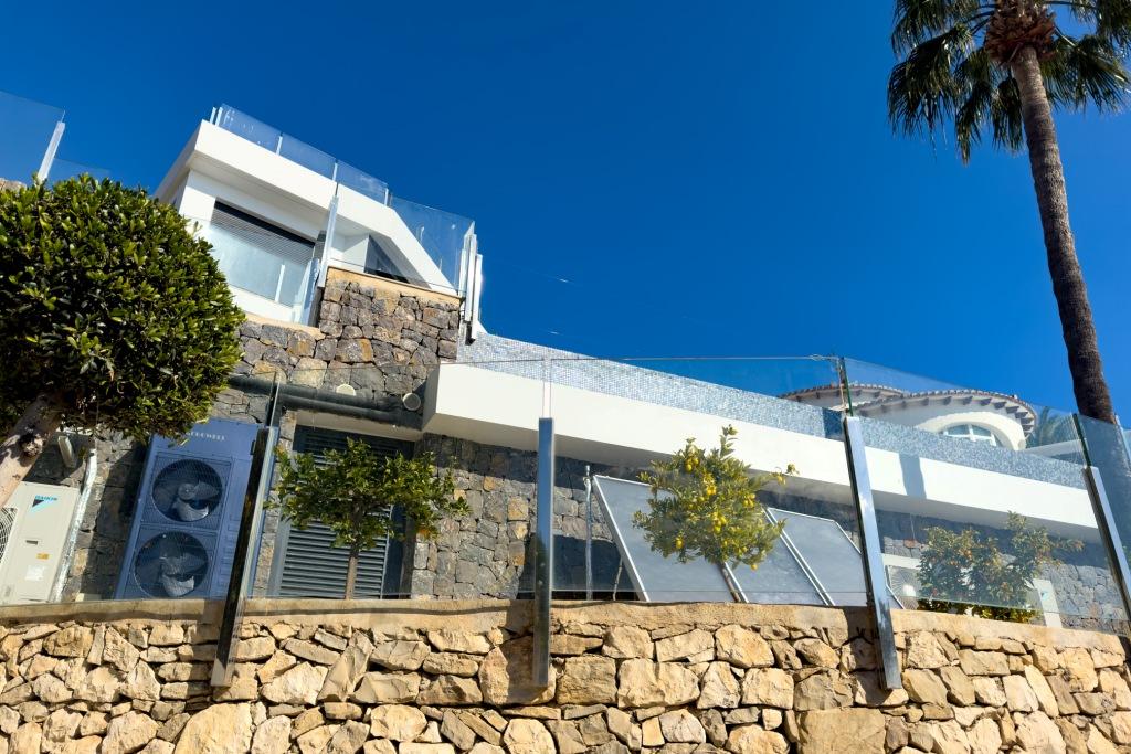 Majestic Luxury Villa on the Beachfront in Pto. Blanco Calpe 卡尔佩·怀特