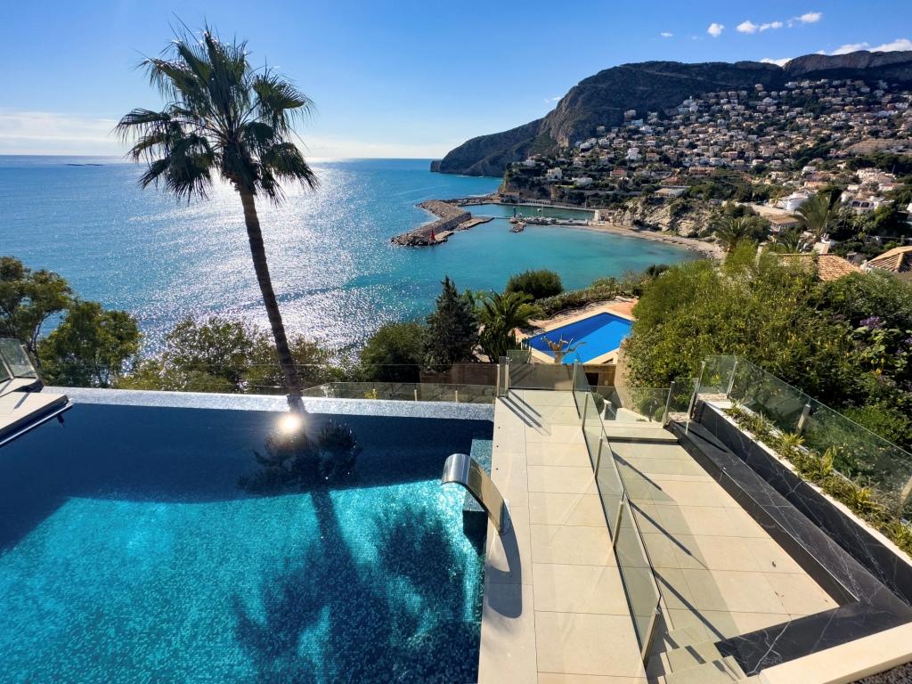 Majestic Luxury Villa on the Beachfront in Pto. Blanco Calpe 卡尔佩·怀特