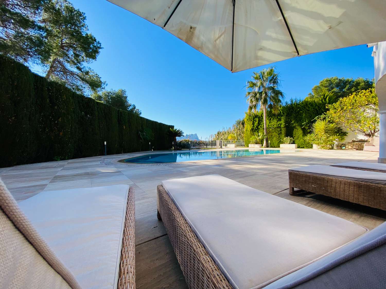 Luxe villa aan zee met toegang tot het strand in Benissa