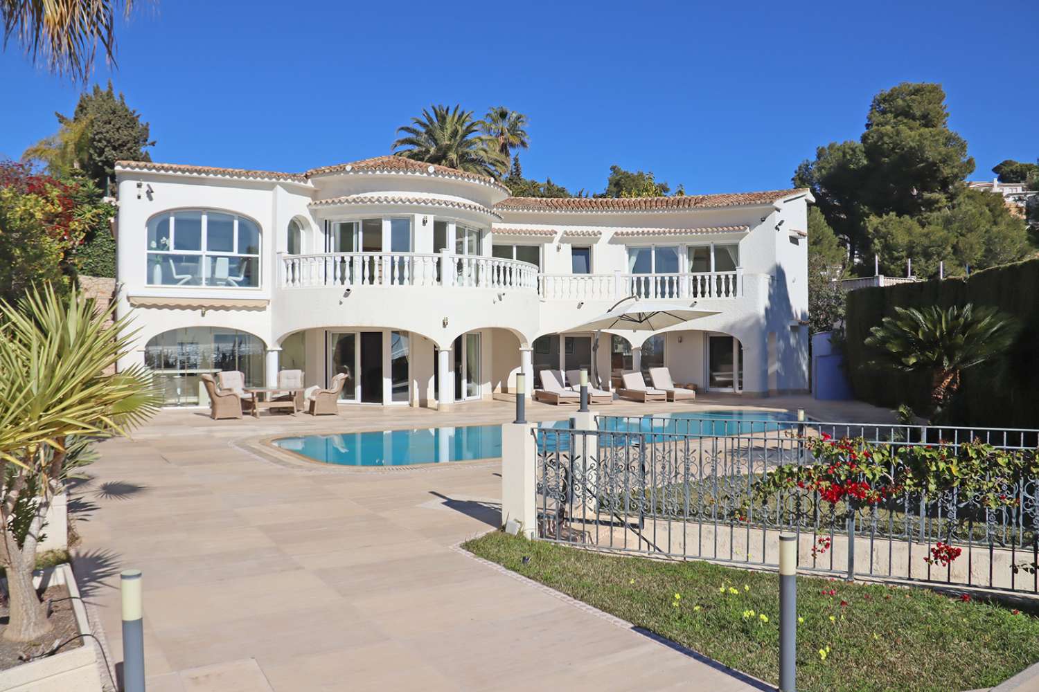 Luxe villa aan zee met toegang tot het strand in Benissa