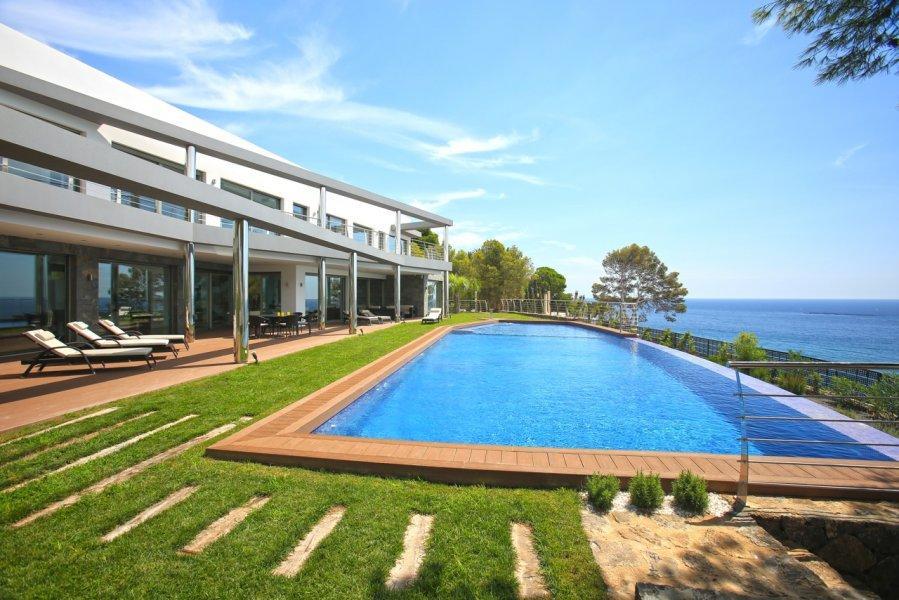 Magnificent Luxury Beachfront Villa in Mascarat， 阿尔啼