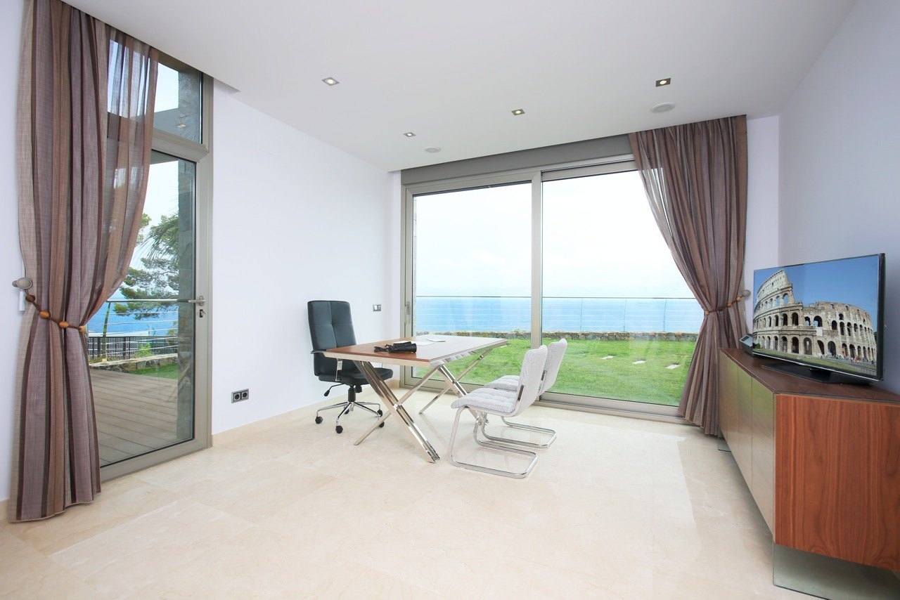 Magnificent Luxury Beachfront Villa in Mascarat， 阿尔啼