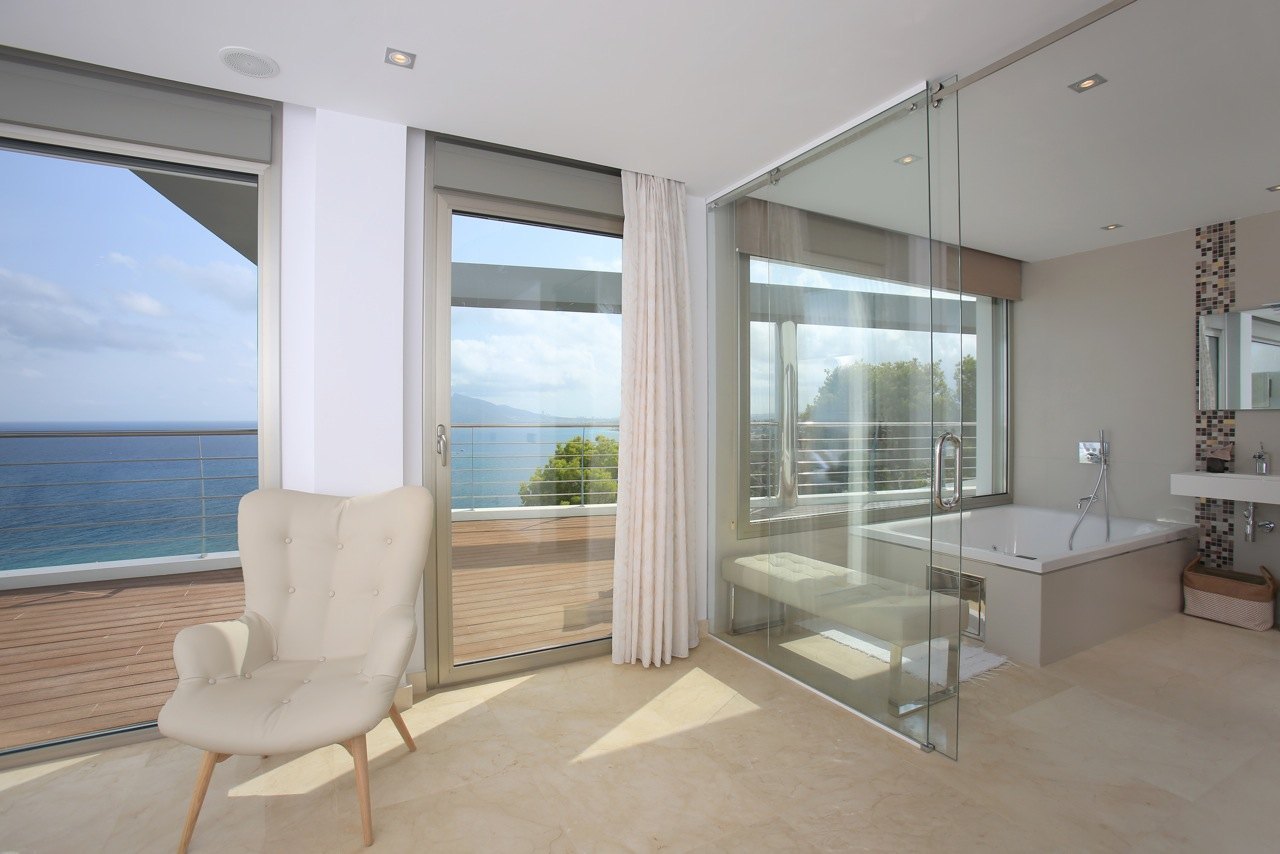 Prachtige luxe villa aan het strand in Mascarat, Altea