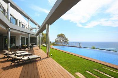 Magnificent Luxury Beachfront Villa in Mascarat， 阿尔啼