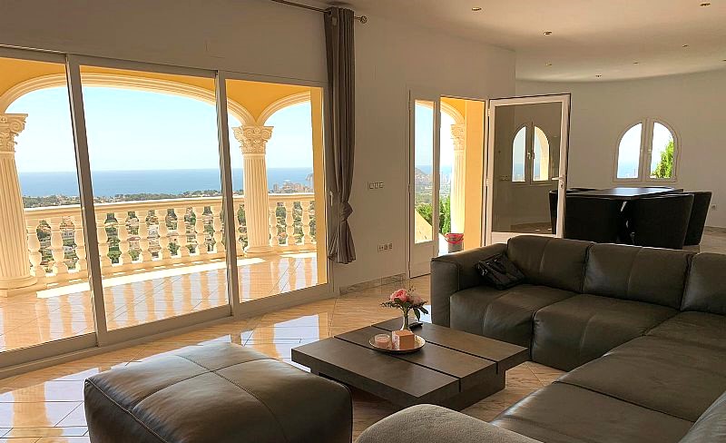 Magnífica Villa en Calpe de Estilo Mediterráneo con Vistas Directas al Mar