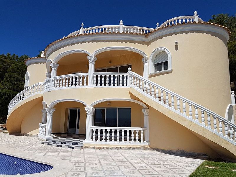 Prachtige villa in mediterrane stijl in Calpe met direct uitzicht op zee