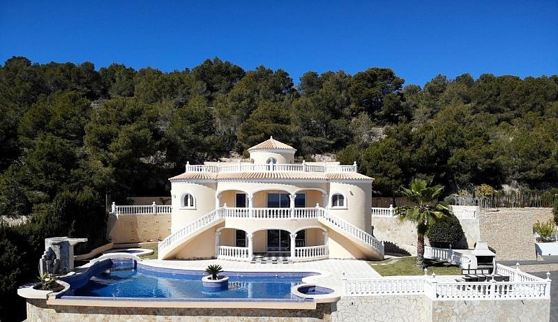 Magnífica Villa en Calpe de Estilo Mediterráneo con Vistas Directas al Mar