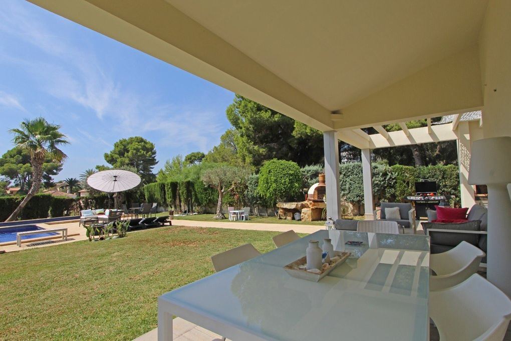 Encantadora Villa con Piscina y Vistas al Mar en Moraira