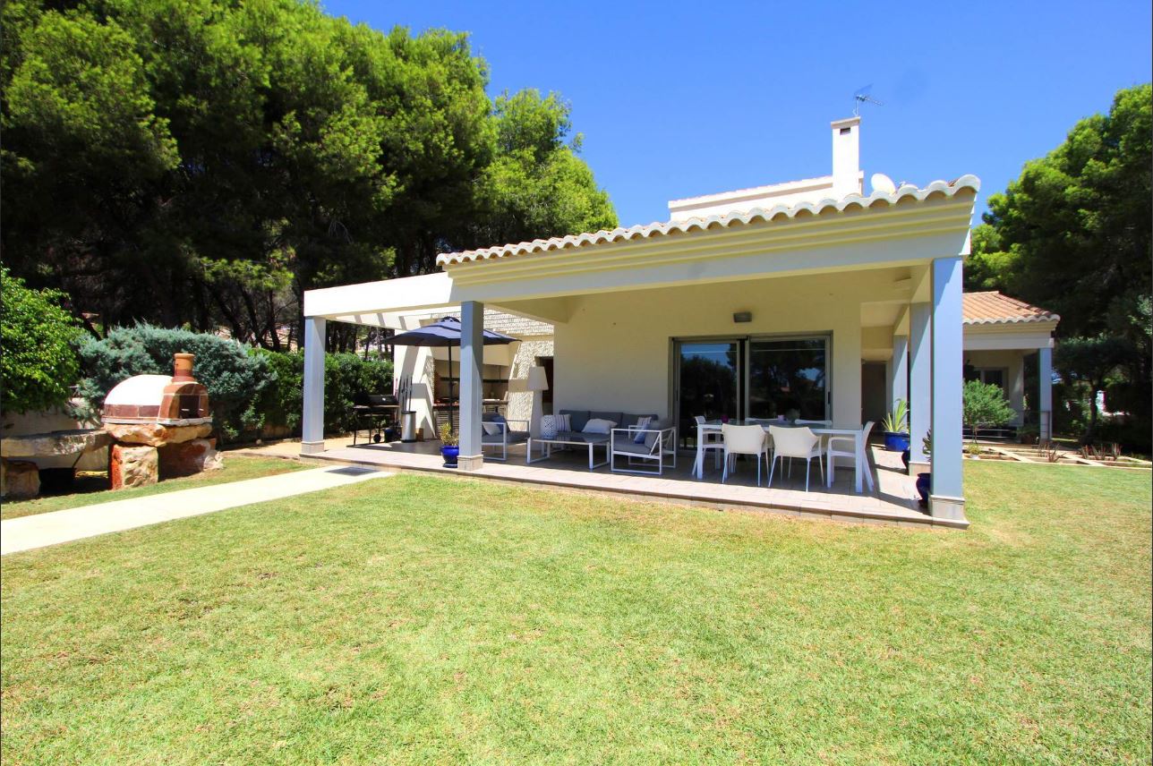 Charming Villa with Pool and Sea Views in Moraira