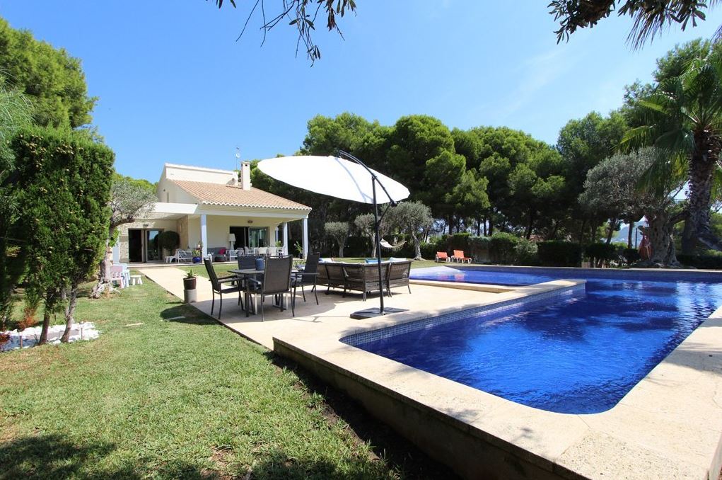 Charming Villa with Pool and Sea Views in Moraira